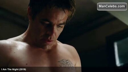 Chris Pine mostra o seu lado sensual sem camisa