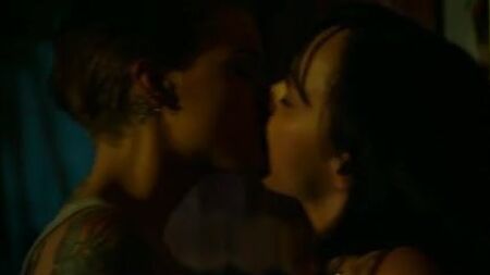 Christina Ricci e Ruby Rose - Around the Block