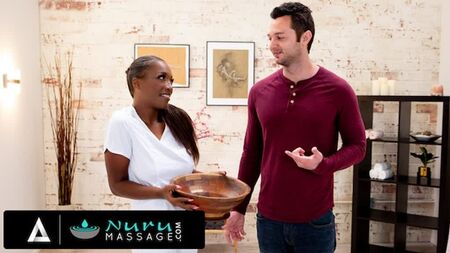 MASSAGEM NURU - Gata negra sensual transa com a colega da aula de ioga