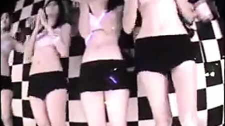 Raparigas que jogam pingue-pongue em Pattaya