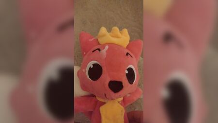 Ejaculação sobre o peluche PinkFong
