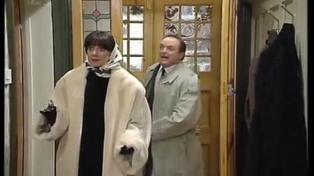 Belinda Lang e Lynda Bellingham mostram as pernas