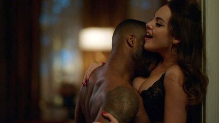 O decote de Elizabeth Gillies numa cena no ScandalPlanet.Com