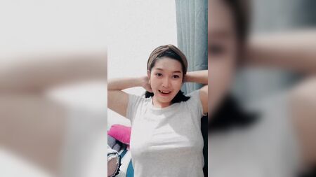 Mery Safitri ao vivo no Instagram com seios grandes sem sutiã