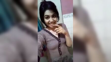 Espetáculo de nudez de uma rapariga tamil