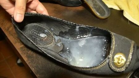 Grande quantidade de esperma nos sapatos rasos da Coach