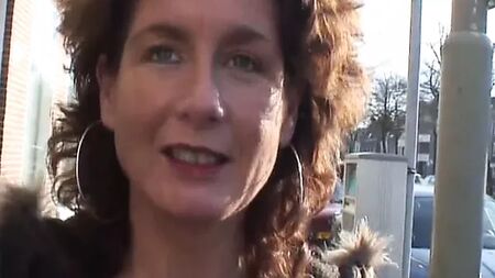 Primeira vez no anal para uma MILF de 40 anos