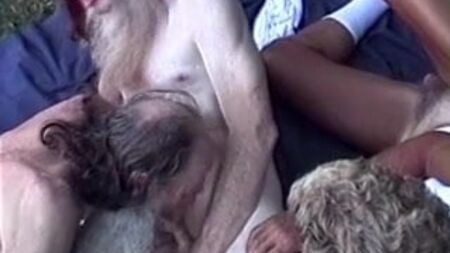 Hippies da velha guarda fazem sexo oral uns nos outros