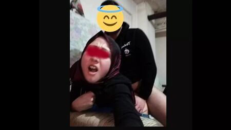 Jovem com turbante a foder a Rabiayi – Vídeo turco divulgado