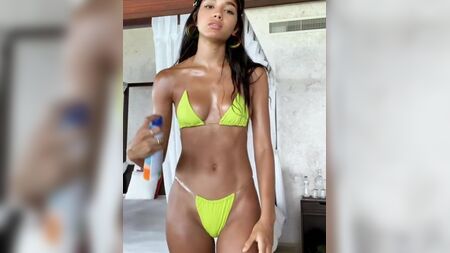 Yovanna Ventura num biquíni minúsculo