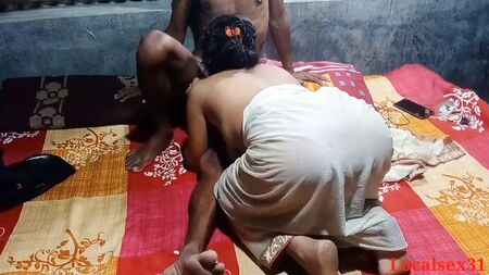 Vídeos XXX de Bhabhi de uma aldeia indiana com um agricultor na casa de banho