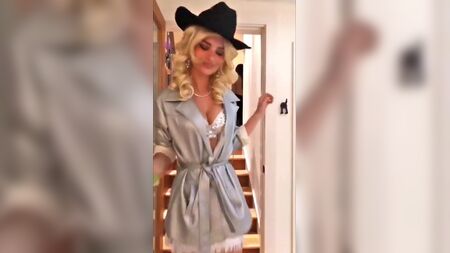 Emily Ratajkowski num traje sexy de cowgirl