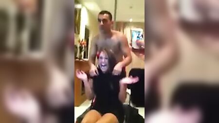 Uma verdadeira festa privada com um stripper masculino. (CFNM)