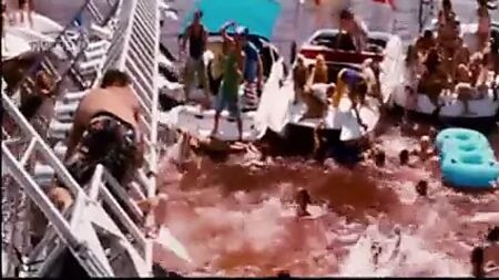 A celebridade Kelly Brook nua e molhada em «Piranha 3D»