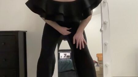 Macacão de noite com folhos num rapaz travesti, pronto para a noite