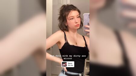 Selfie sensual de Katelyn Nacon no espelho