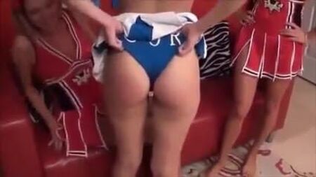 calcinha enfiada na bunda de uma cheerleader