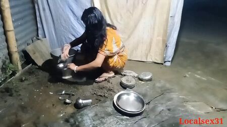 Indian localsex31: A cunhada estava a lavar a louça quando o cunhado a montou como se fosse um cavalo