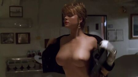 Erika Eleniak em topless e de rabo à mostra