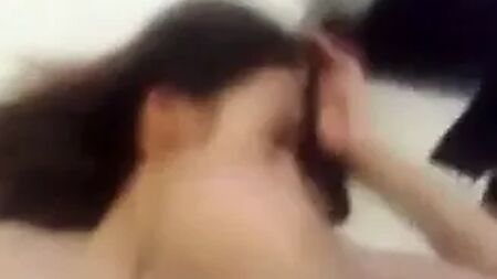A adolescente suspira ao atingir o clímax
