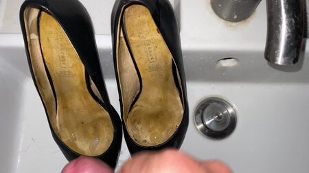 A minha namorada está de volta com os sapatos de salto alto pretos de trabalho