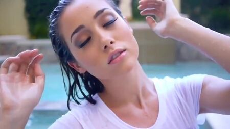 Victoria Moore - Sensual na piscina