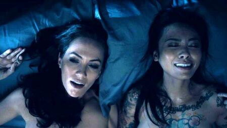 Cenas de amor com Kate Siegel, Levy Tran e Victoria Pedretti