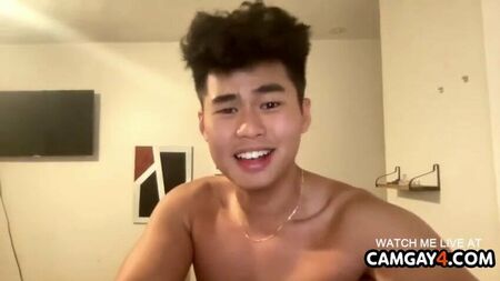 Webcam com um rapaz asiático bonito