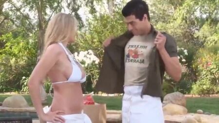 Julia Ann White: Foda na piscina de biquíni com Xander Corvus