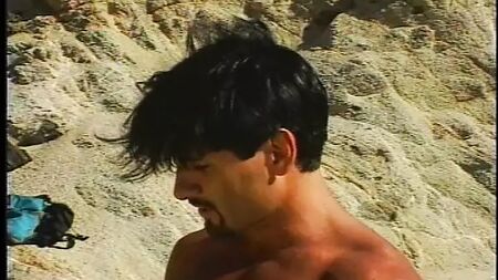 nuas na praia, duas loiras fazem sexo com o nadador-salvador