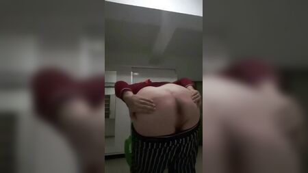 Mulher com turbante exibe o rabo