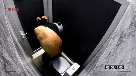 câmara numa casa de banho pública masculina. voyeurismo