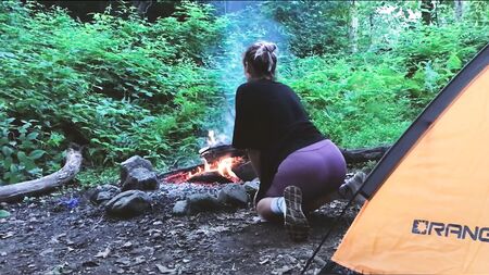 Sexo a sério na floresta. Fodi uma turista numa tenda