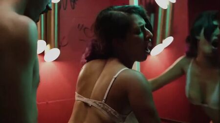 O sexo mais sensual de sempre num banheiro público, cheio de suor