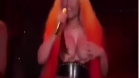Nicki Minaj - Deslize do seio