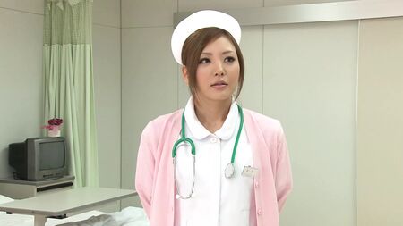 Enfermeira japonesa sensual é fodida numa cama de hospital por um doente excitado!