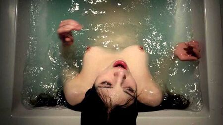 India Eisley em várias cenas de nudez e sexo