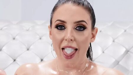Angela White engole a ejaculação de Scott Nail