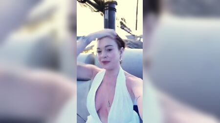 Lindsay Lohan (decote) – Deslize do mamilo