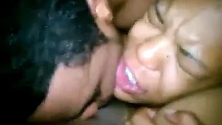 Homem e mulher negros fazem sexo oral