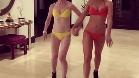 Kate Beckinsale e Kathy Griffin na passerelle de biquínis