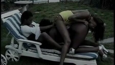 Vídeo de mulheres negras a praticarem sexo oral umas nas outras