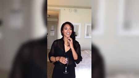 Candice Patton está linda durante os ensaios