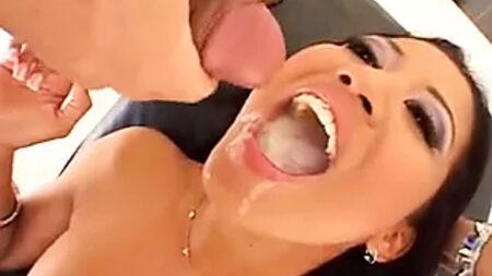 Lily Thai engole 4 ejaculações