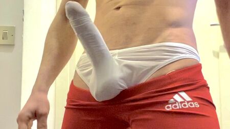Calções vermelhos da Adidas e uma tanga de seda