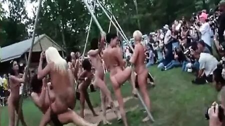 O Velvet Swingers Club no resort de nudismo Panderosa a divertir-se