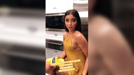 Sarah Hyland com os mamilos salientes num vestido curto amarelo