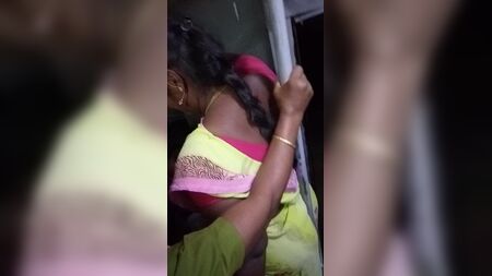 A tia tamil sensual está no autocarro
