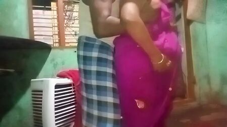 Seios de uma senhora tamil a esguichar leite e mijo, marido a sério