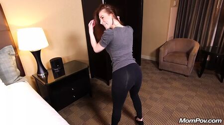 Amelia, uma MILF de 45 anos praticante de ioga, desp-se
